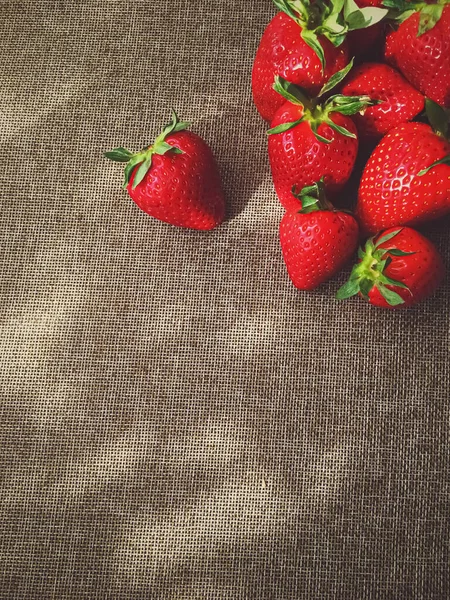 Bio-Erdbeeren auf rustikalem Leinenhintergrund — Stockfoto