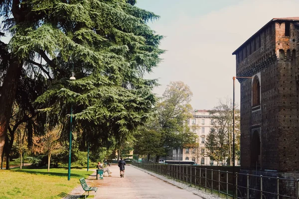 Architettura classica europea e palazzi storici sulle vie del centro di Milano in Lombardia — Foto Stock