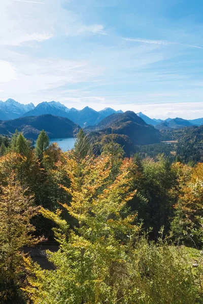 Beautiful nature of European Alps, landscape view of alpine mountains, lake and village on a sunny day, travel and destination — Stock Photo, Image