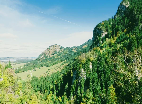 Bela natureza dos Alpes Europeus, vista da paisagem das montanhas alpinas, lago e aldeia na temporada de primavera, viagens e destino — Fotografia de Stock