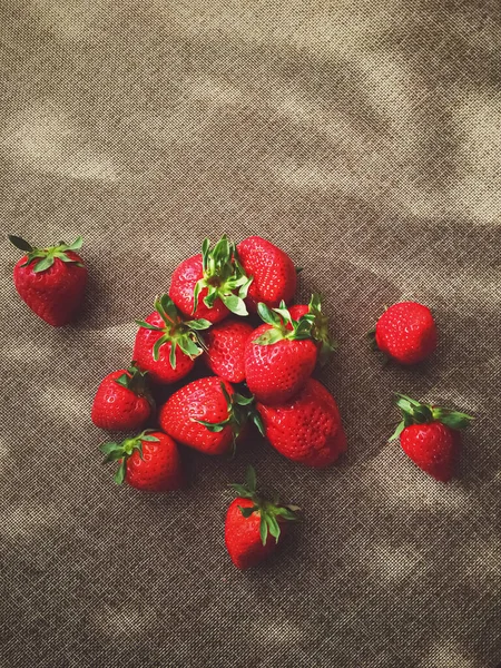 Bio-Erdbeeren auf rustikalem Leinenhintergrund — Stockfoto