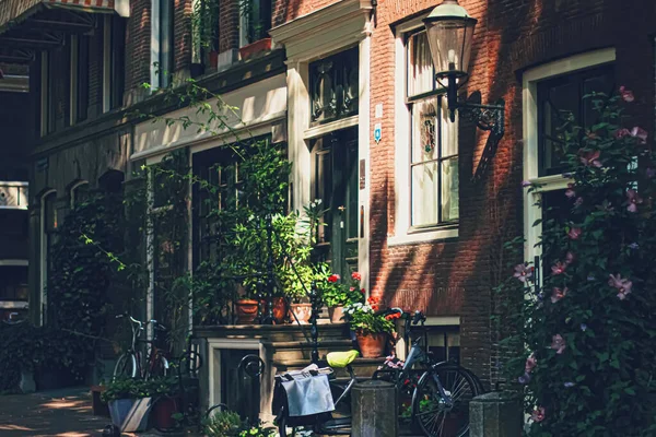 Huvudgatan i centrum av Amsterdam i Nederländerna — Stockfoto