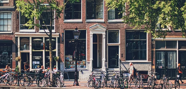 Calle principal del centro en el centro de Ámsterdam en los Países Bajos — Foto de Stock