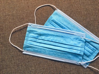 Koronavirüs salgını sırasında enfeksiyonu önlemek için cerrahi yüz maskeleri