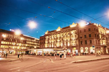 İsviçre 'nin Zürih kentindeki şehir merkezinin Avrupa mimarisi ve gece manzarası