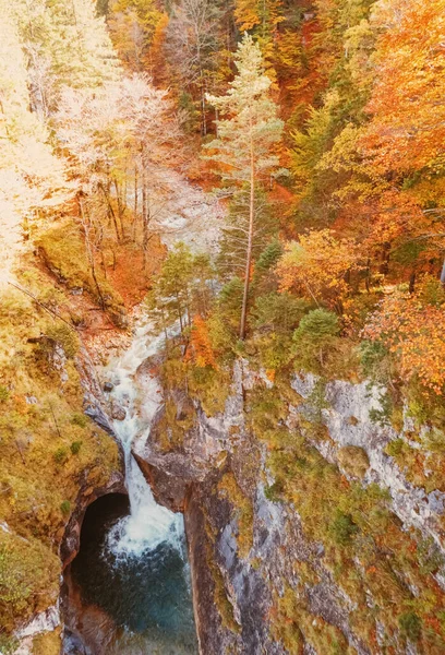 Schöne Natur der europäischen Alpen, Landschaft Blick auf alpine Berge, See und Dorf in der Herbstsaison, Reise und Reiseziel — Stockfoto