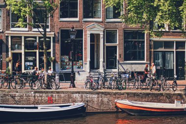 Hollanda 'daki Amsterdam şehir merkezindeki ana şehir caddesi.