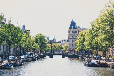 Hollanda 'daki Amsterdam şehir merkezindeki ana şehir caddesi.