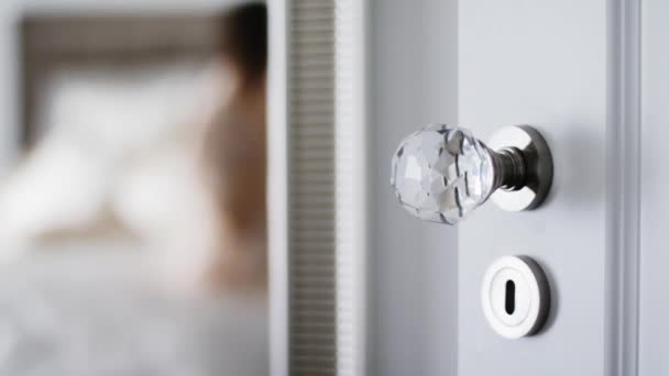 Puerta abierta a la habitación, vista desenfocada de la mujer en el interior de un dormitorio, decoración del hogar y estilo de vida — Vídeos de Stock