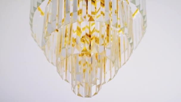 Золота кришталева люстра та біла стеля як розкішний домашній декор, меблі та дизайн інтер'єру — стокове відео