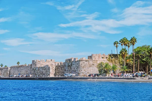 Castelo de Neratzia e mar azul — Fotografia de Stock