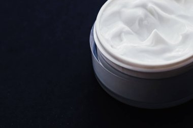 Yüz kremi nemlendirici, lüks cilt bakımı ve yaşlanma karşıtı kozmetik ürünler, minimal tasarım ve marka