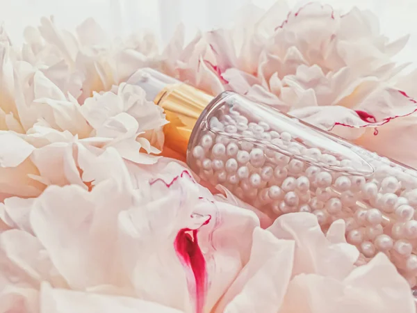 Luxuriöse Kosmetikflasche als Anti-Aging-Pflegeprodukt auf dem Hintergrund von Blumen, leere Etikettenverpackungen für das Körperpflege-Branding — Stockfoto