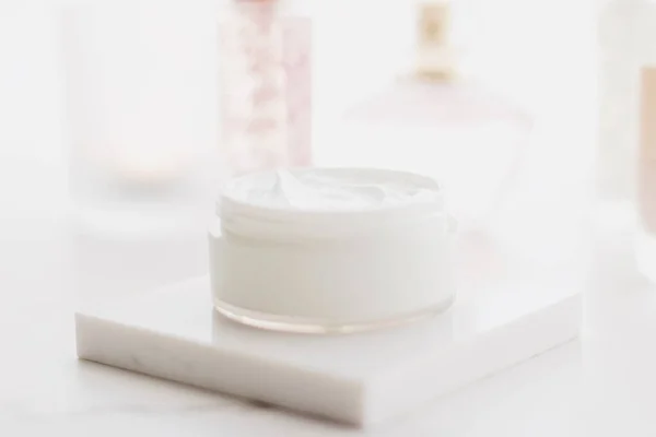 Crème hydratante pour le visage dans un bocal, cosmétiques de luxe et produits anti-âge pour une peau et une beauté saines — Photo