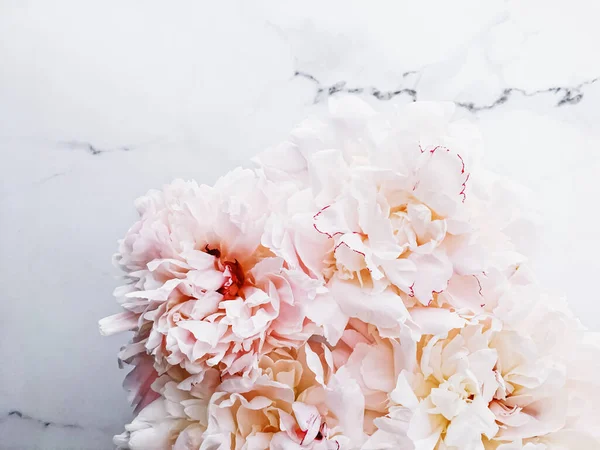 Bukett av pion blommor på lyx marmor bakgrund, bröllop flatlay och händelse branding — Stockfoto