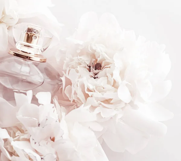 Flacon de parfum comme produit de parfum de luxe sur fond de fleurs de pivoine, annonce de parfum et marque de beauté — Photo