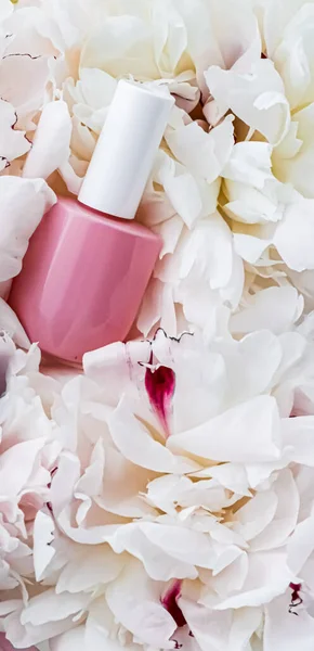 Flacons vernis à ongles sur fond floral, manucure française et marque cosmétique — Photo