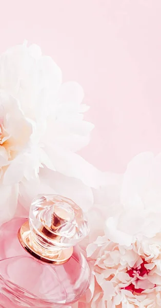 Flacon de parfum de luxe comme produit de parfum girly sur fond de fleurs de pivoine, annonce de parfum et marque de beauté — Photo