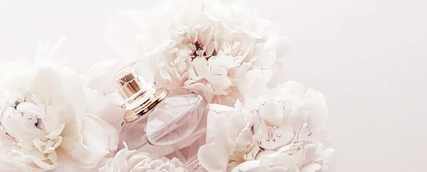 Doftflaska som lyxig parfym produkt på bakgrund av pion blommor, parfum annons och skönhet branding — Stockfoto