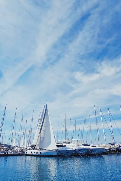 Jachten en boten in de haven aan de Middellandse Zee kust, reizen en vrije tijd — Stockfoto