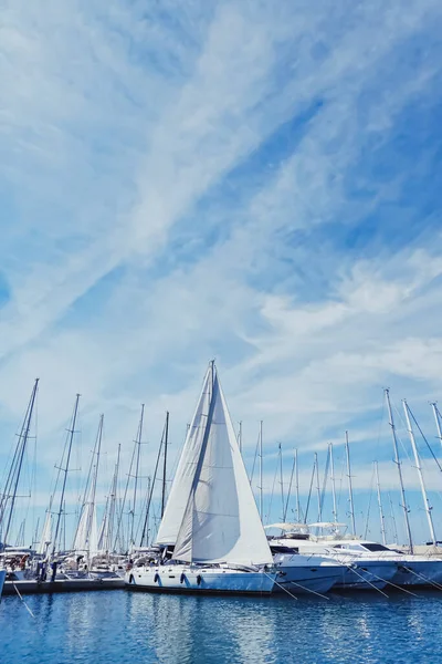 Jachten en boten in de haven aan de Middellandse Zee kust, reizen en vrije tijd — Stockfoto