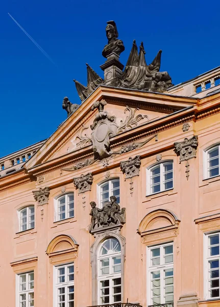 Внешний фасад классического здания в европейском городе, архитектура и дизайн — стоковое фото