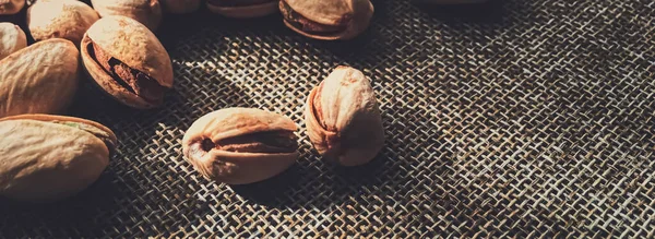 Pistachio nuts on rustic linen background — Stock Photo, Image