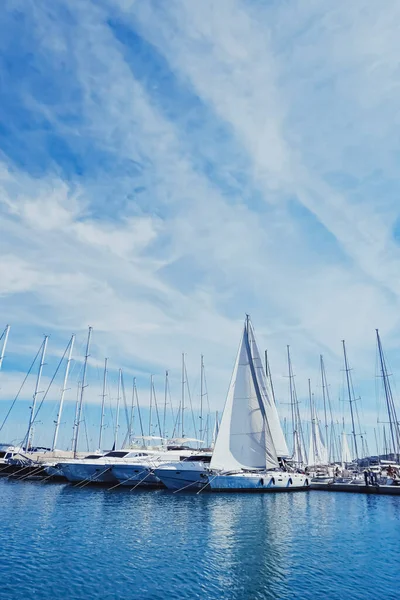 Яхты и лодки в гавани на побережье Средиземного моря, путешествия и отдых — стоковое фото