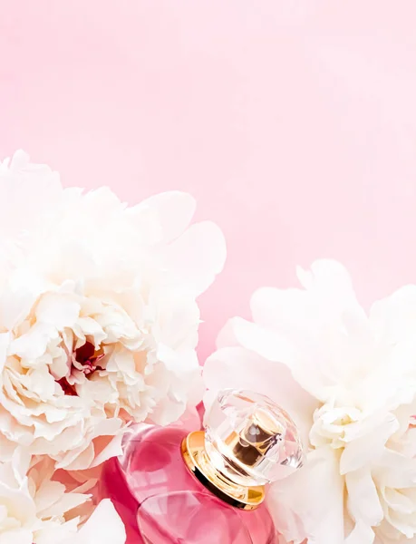 Luksusowa butelka zapachowa jako elegancki produkt perfumeryjny na tle piwonii, perfum reklamowych i marki urody — Zdjęcie stockowe