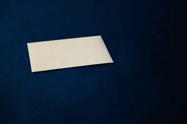 Tarjeta de papel beige en blanco sobre fondo azul, maqueta de identidad de marca de negocios y de lujo — Foto de Stock