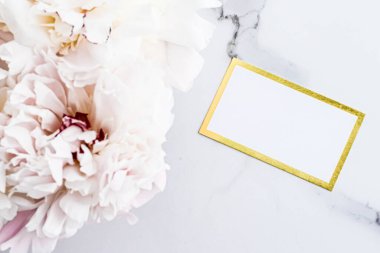 Gösterişli kartvizit veya davetiye modeli ve bir buket şakayık çiçeği, düğün ve olay damgası