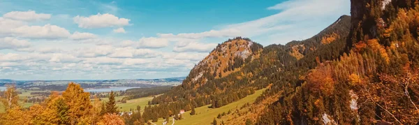 Hermosa naturaleza de los Alpes europeos, vista del paisaje de las montañas alpinas, lago y pueblo en la temporada de otoño, viajes y destino —  Fotos de Stock