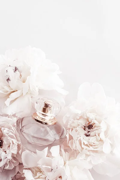 Geur fles als luxe parfum product op de achtergrond van pioenroos bloemen, parfum ad en beauty branding — Stockfoto