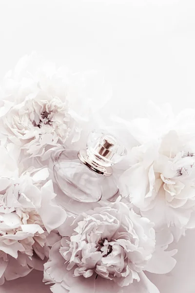 Chic doftflaska som luxe parfym produkt på bakgrund av pion blommor, parfum annons och skönhet branding — Stockfoto