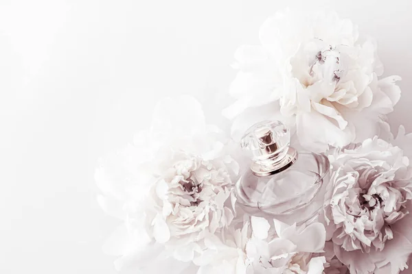 Chic μπουκάλι άρωμα ως luxe άρωμα προϊόν στο παρασκήνιο της παιώνιας λουλούδια, parfum ad και branding ομορφιά — Φωτογραφία Αρχείου