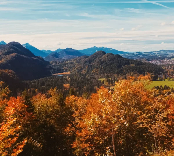 Beautiful nature of European Alps, landscape view of alpine mountains, lake and village in autumn season, travel and destination — Stock Photo, Image