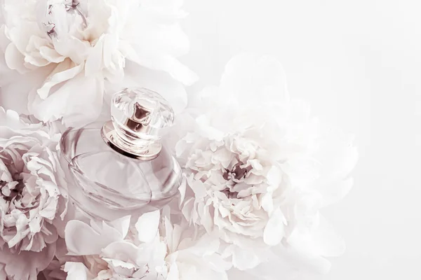 Garrafa de fragrância chique como produto de perfume de luxo no fundo de flores de peônia, anúncio de parfum e marca de beleza — Fotografia de Stock