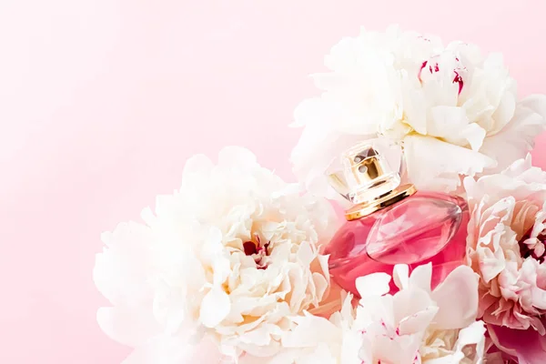 Luxuriöse Parfümflasche als schickes Parfümprodukt auf Hintergrund von Pfingstrosenblüten, Parfümwerbung und Beauty Branding — Stockfoto