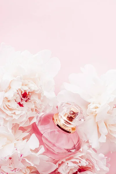 以牡丹花、香水广告和美容美发为背景，将豪华香水瓶作为少女香水产品 — 图库照片