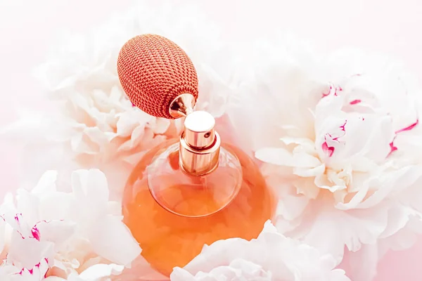 Бутылка с ароматом винтажа в качестве парфюмерного продукта класса люкс на фоне цветов пиона, парфюмерной рекламы и брендинга красоты — стоковое фото