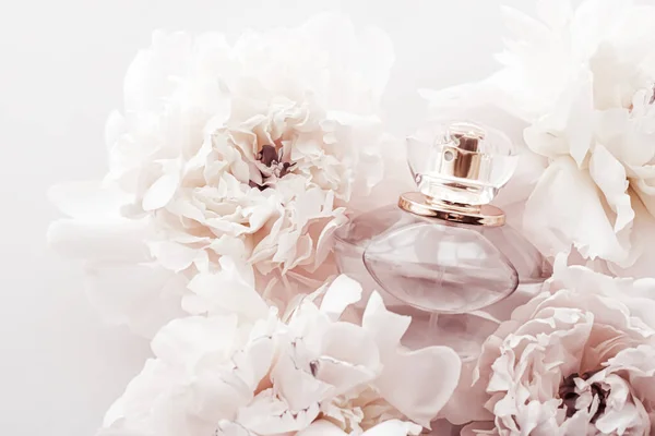Vůně láhev jako luxusní parfém produkt na pozadí pivoňských květin, parfumová reklama a krása značkování — Stock fotografie