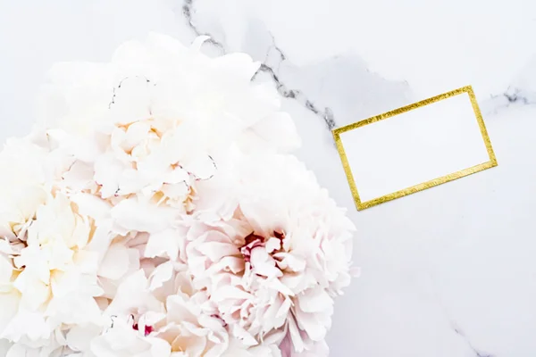 Glamoröst visitkort eller inbjudan mockup och bukett av pion blommor, bröllop och händelse branding — Stockfoto