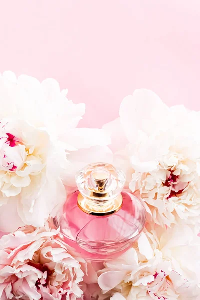 Fragrância luxuosa garrafa como produto de perfume chique no fundo de flores de peônia, anúncio de parfum e marca de beleza — Fotografia de Stock