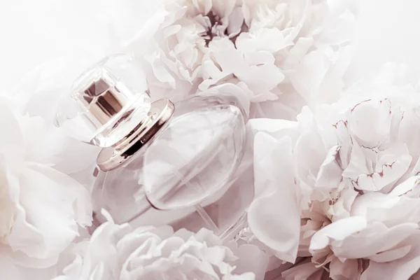 Chic doftflaska som luxe parfym produkt på bakgrund av pion blommor, parfum annons och skönhet branding — Stockfoto