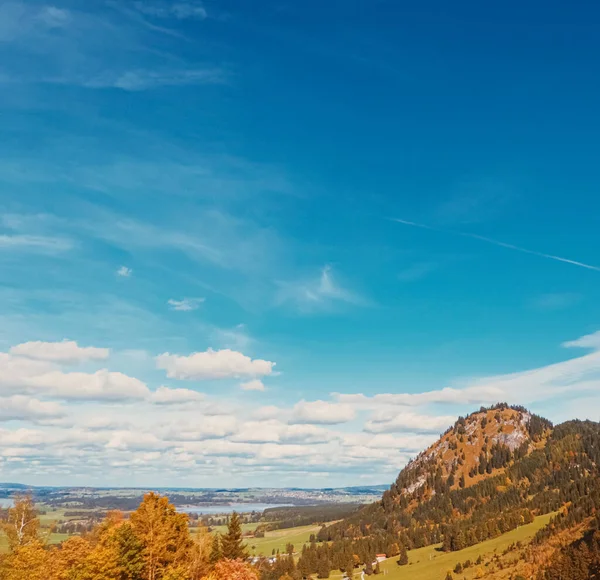 Bela natureza dos Alpes Europeus, vista da paisagem das montanhas alpinas, lago e aldeia na temporada de outono, viagens e destino — Fotografia de Stock