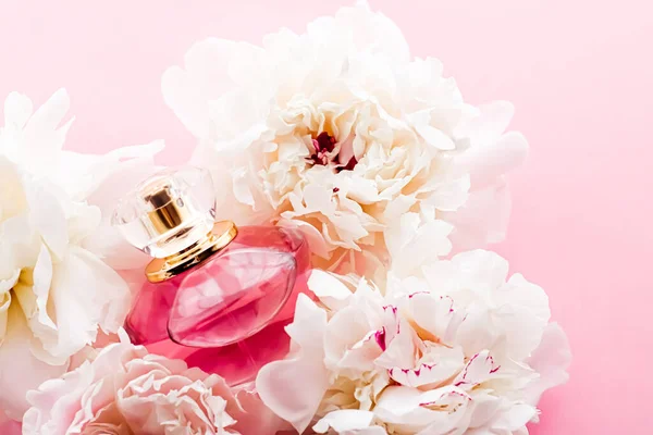 Luxurious fragrance bottle as chic perfume product on background of peony flowers, parfum ad and beauty branding — Stock Photo, Image