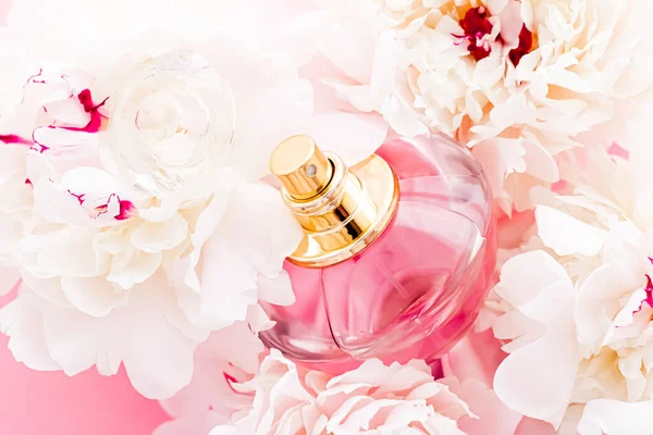 Luxus illatanyag palack elegáns parfümtermék hátterében bazsarózsa virágok, parfüm ad és szépség márka — Stock Fotó