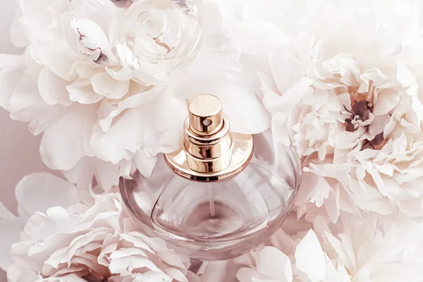 Flacon de parfum comme produit de parfum de luxe sur fond de fleurs de pivoine, annonce de parfum et marque de beauté — Photo