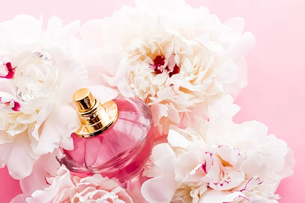 Luxus illatanyag palack elegáns parfümtermék hátterében bazsarózsa virágok, parfüm ad és szépség márka — Stock Fotó