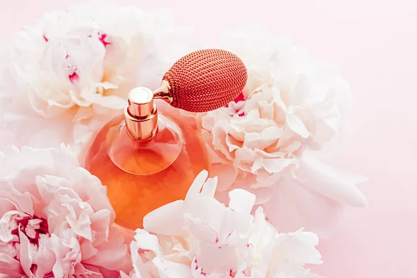 Vintage μπουκάλι άρωμα ως luxe άρωμα προϊόν στο παρασκήνιο της παιώνιας λουλούδια, parfum ad και branding ομορφιά — Φωτογραφία Αρχείου
